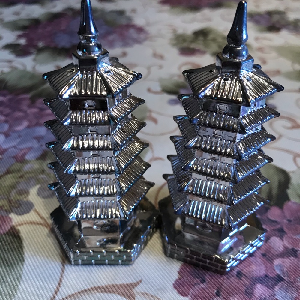 ————- SOLD-______________SALT & PEPPER SHAKERS - Picture 6 of 8